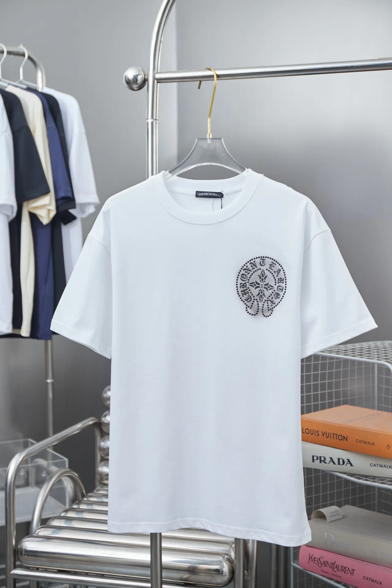 🅿️230 Ch*ome Hearte 25SS new style for early spring, Crow heart hot diamond short sleeves, light luxury, essential item for daily commuting for men and women, correct version, welcome to compare, detailed features · 320g 100% pure cotton double yarn jersey fabric · Custom dyed in the same vat, special thickened 32 pieces double-stranded 1X1 thread · Imported Australian matte pearlescent diamonds ➕artificial spray color ➕thick letter logo · Double-needle sewing and cross-seam technology · Original main mark, washed tag, brand moisture-proof paper packaging Color: black/white Size: S/M/L/XL